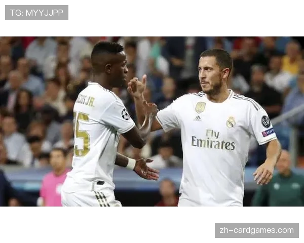 特写：安切洛蒂中场休息更衣室战术板调整，激活维尼修斯反击